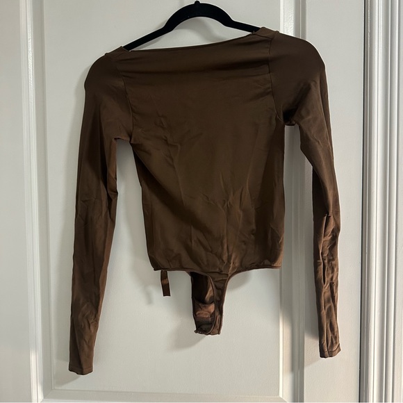 SKIMS ESSENTIAL LONG SLEEVE SCOOP NECK BODYSUIT - Picture 2 of 3